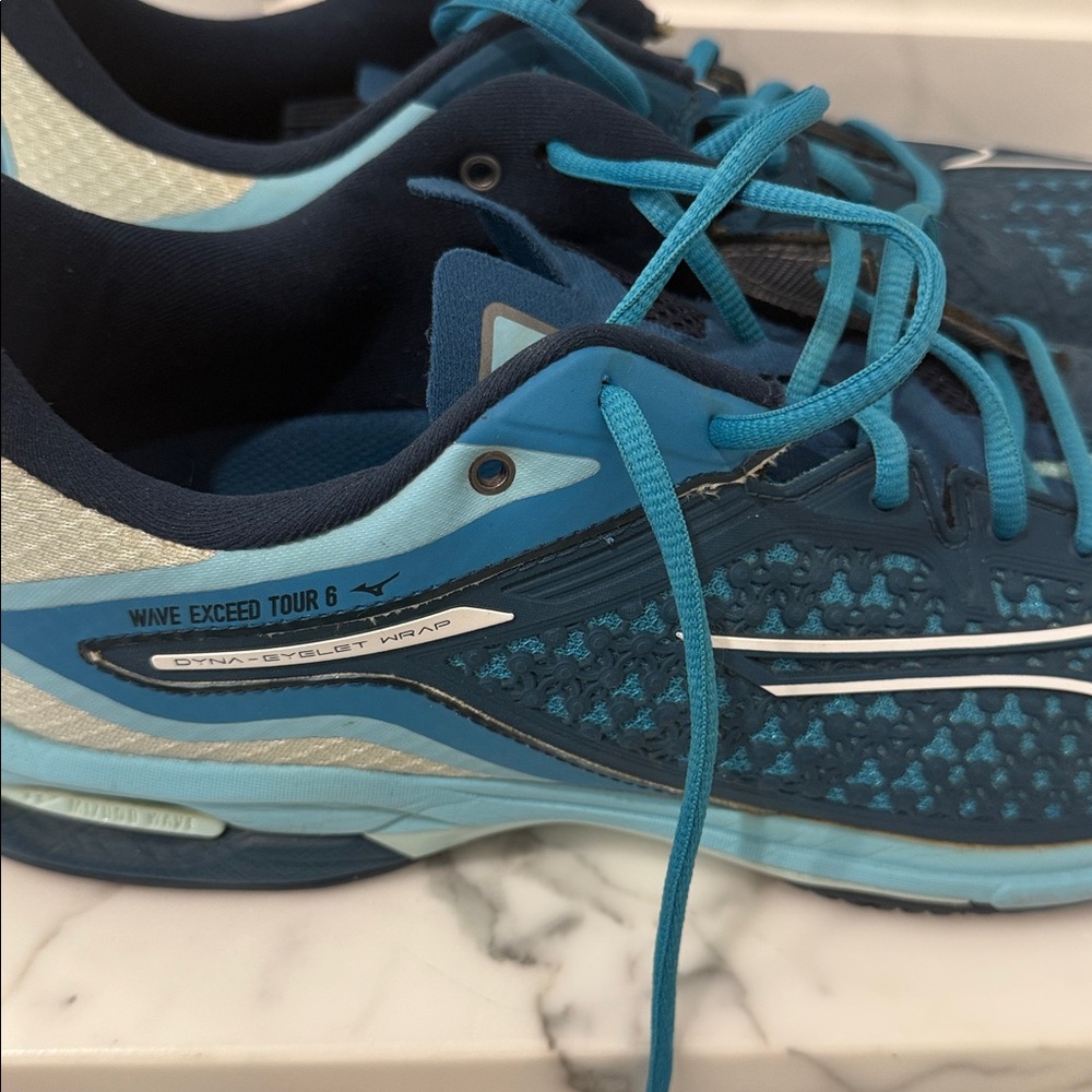 Mizuno Exceed Tour 6 Teal and Navy Sneakers
Worn a few times